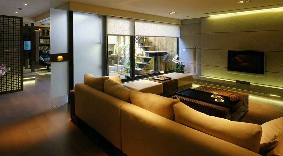 大片落地窗將露臺的自然光帶入 鼎爵室內裝修設計工程有限公司 Asian style living room