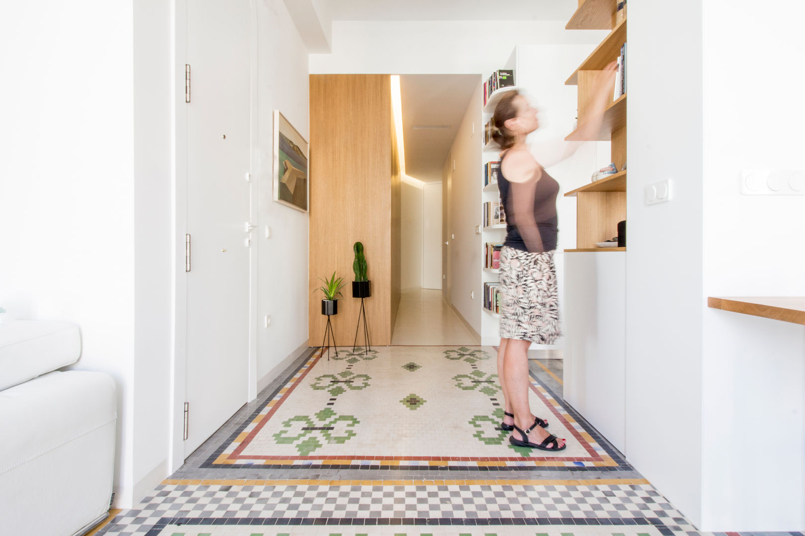 Reforma de vivienda en el Ensanche de Valencia, DonateCaballero Arquitectos DonateCaballero Arquitectos Modern Corridor, Hallway and Staircase