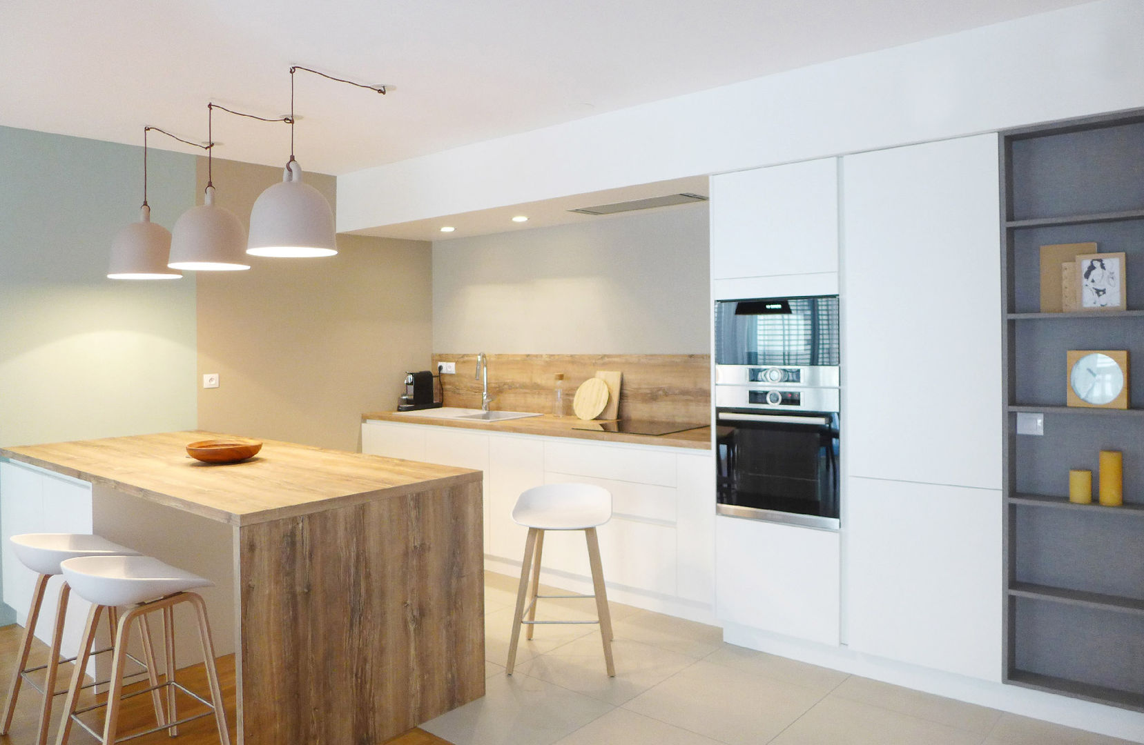 BLANC, BLEU, JAUNE | Un appartement au mobilier signé et sur mesure, Skéa Designer Skéa Designer Modern kitchen Wood Wood effect