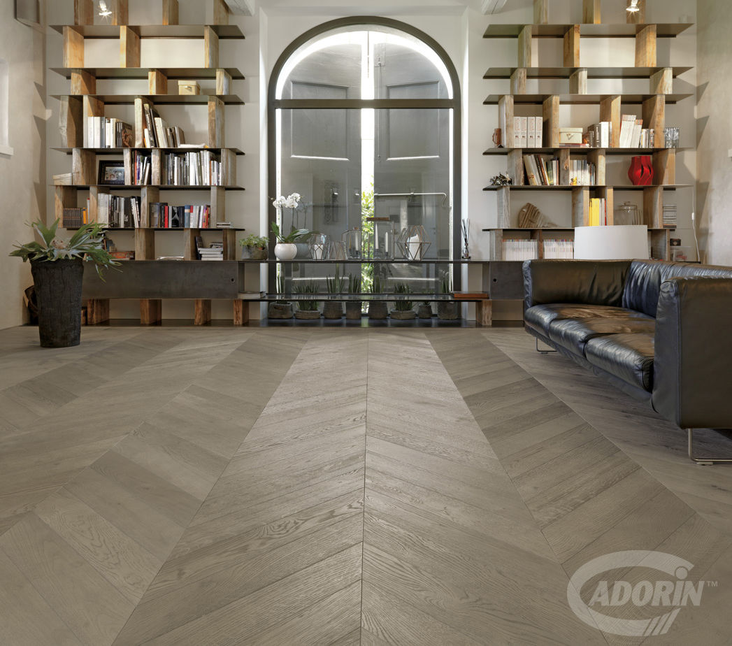 Parquet in rovere dalla finitura Grigio Sabbia, Cadorin Group Srl - Italian craftsmanship production Wood flooring and Coverings Cadorin Group Srl - Italian craftsmanship production Wood flooring and Coverings Salas de estilo colonial Madera Acabado en madera