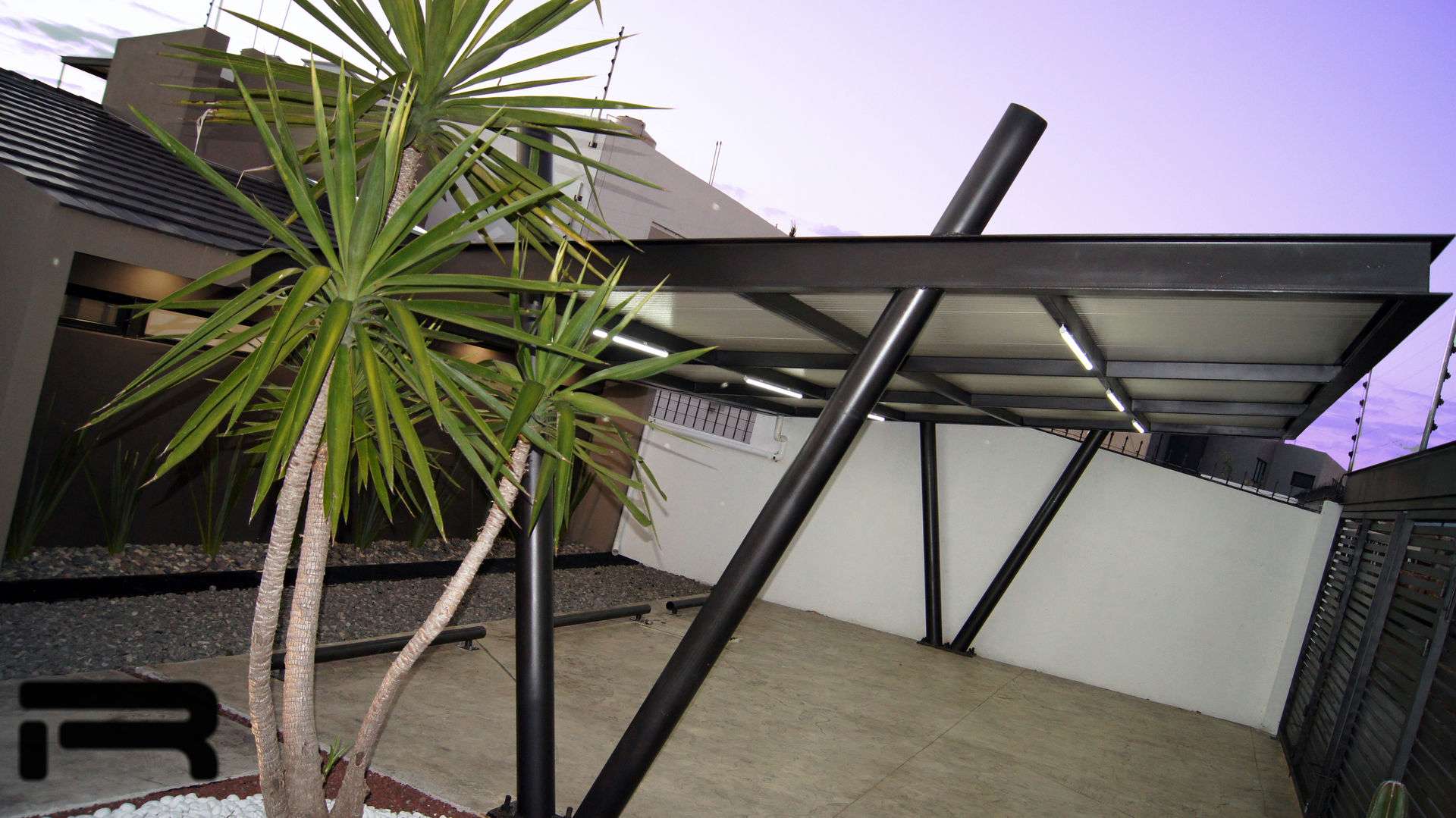 Cubierta de la cochera Rabell Arquitectos Balcones y terrazas de estilo moderno Hierro/Acero cubierta de acero,cochera,garage,concreto estampado,multytecho