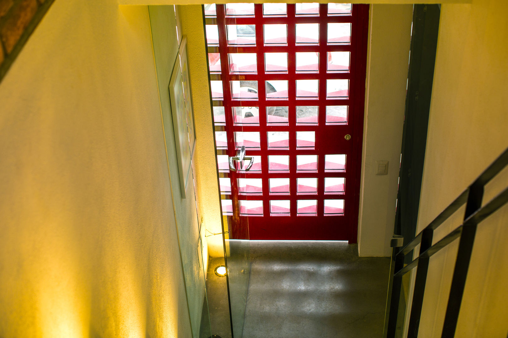 Loft de la escalera espiral roja, arqflores / architect arqflores / architect Portes