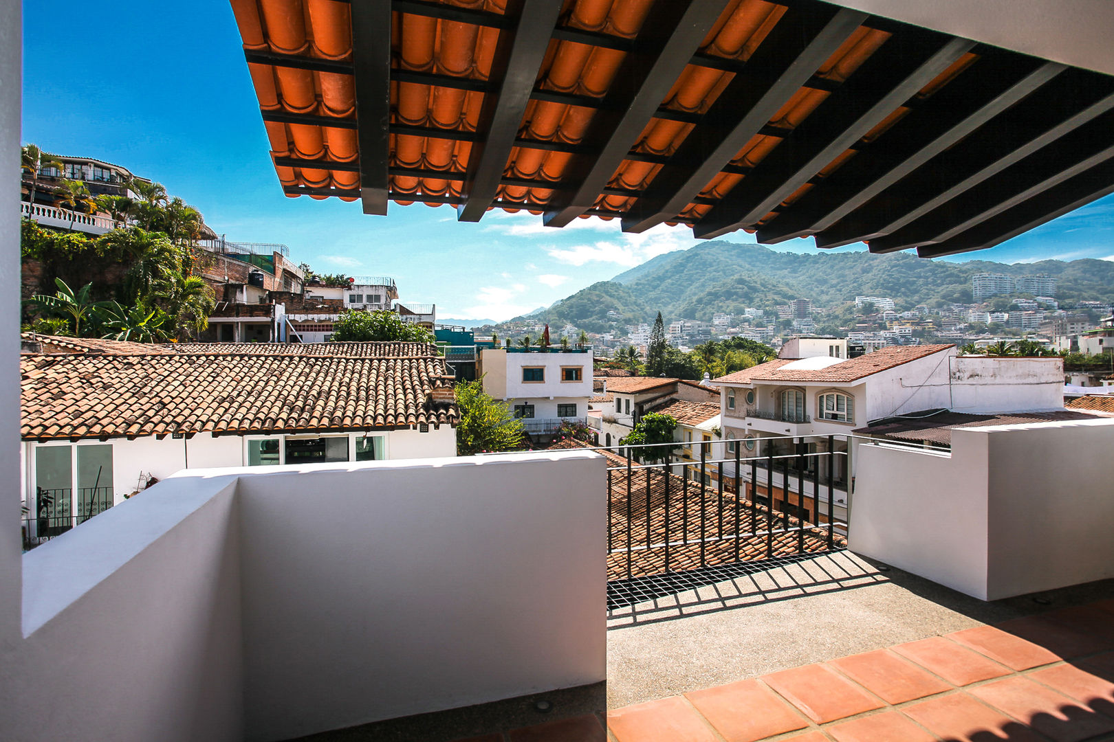 Loft de la escalera espiral roja, arqflores / architect arqflores / architect Patios