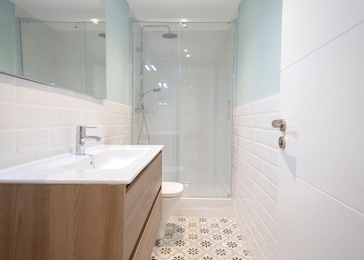 Trabajo de reforma integral en L'Hospitalet, Grupo Inventia Grupo Inventia Modern bathroom Tiles