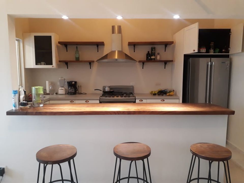 Cocina clásica con barra de Parota y cuarzo, ADAO ADAO Kleine Küche Holz Holznachbildung