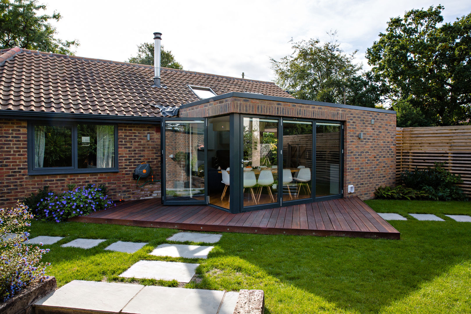 Exterior view of extension and garden dwell design Modern Evler