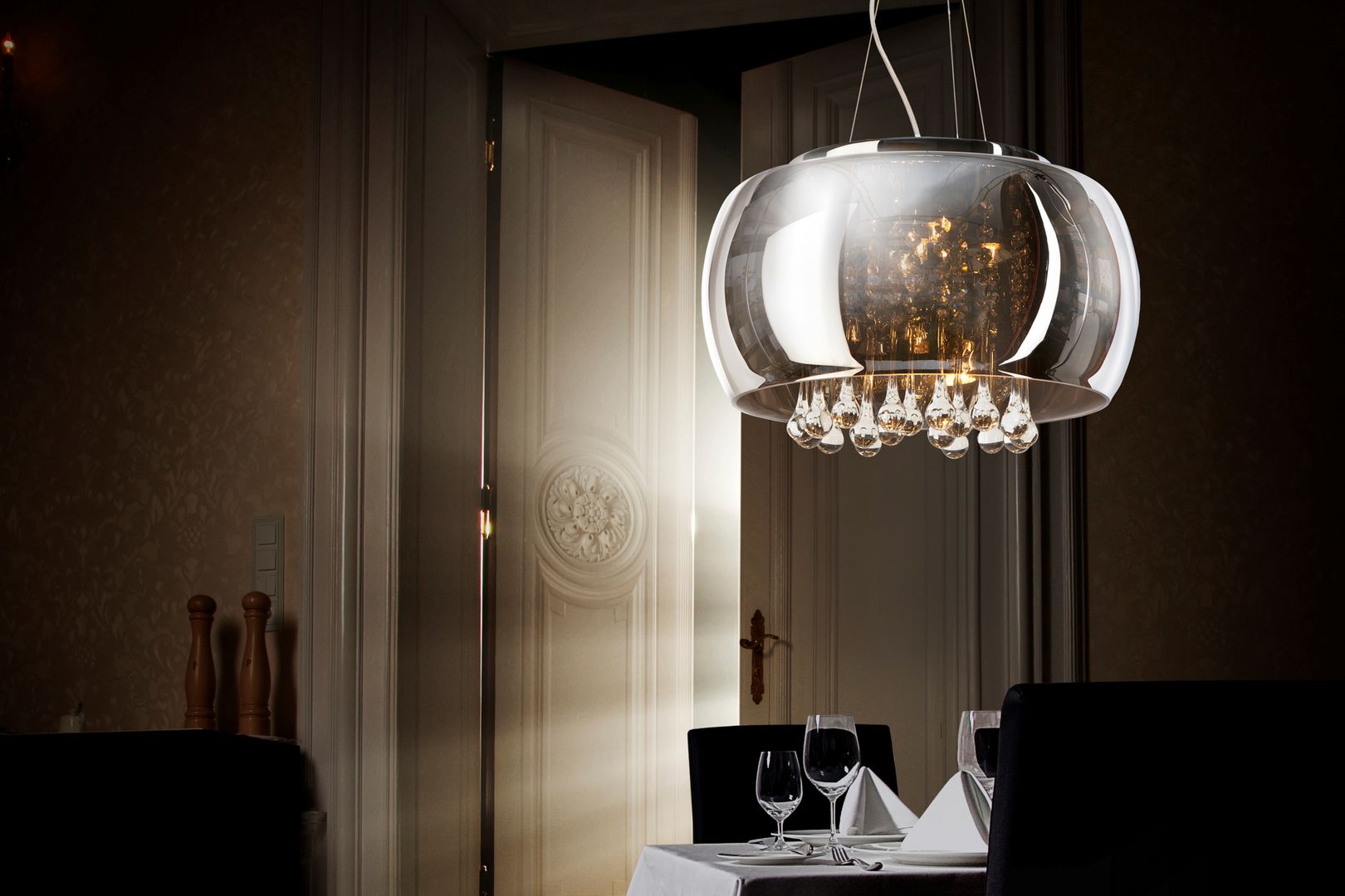 Luxury pendant light with crystals Luxury Chandelier LTD Salas de jantar modernas Vidro pendantlight,luxurychandelier,singlependantlight,diningroom,homeinspiration,lighting