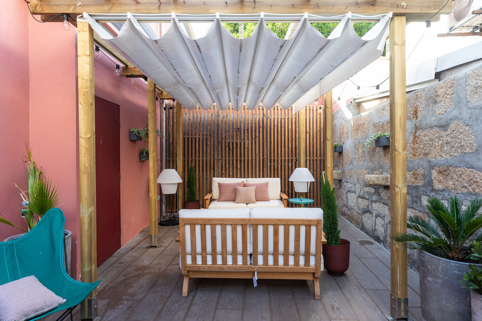 Zona lounge exterior - Projeto SHI Studio Interior Design, Matosinhos homify Modern Balkon, Veranda & Teras hotel,hostel,remodelação,restauro,shi studio,design,guest house,sheila moura azevedo,arquitetura,porto,lounge,sofa