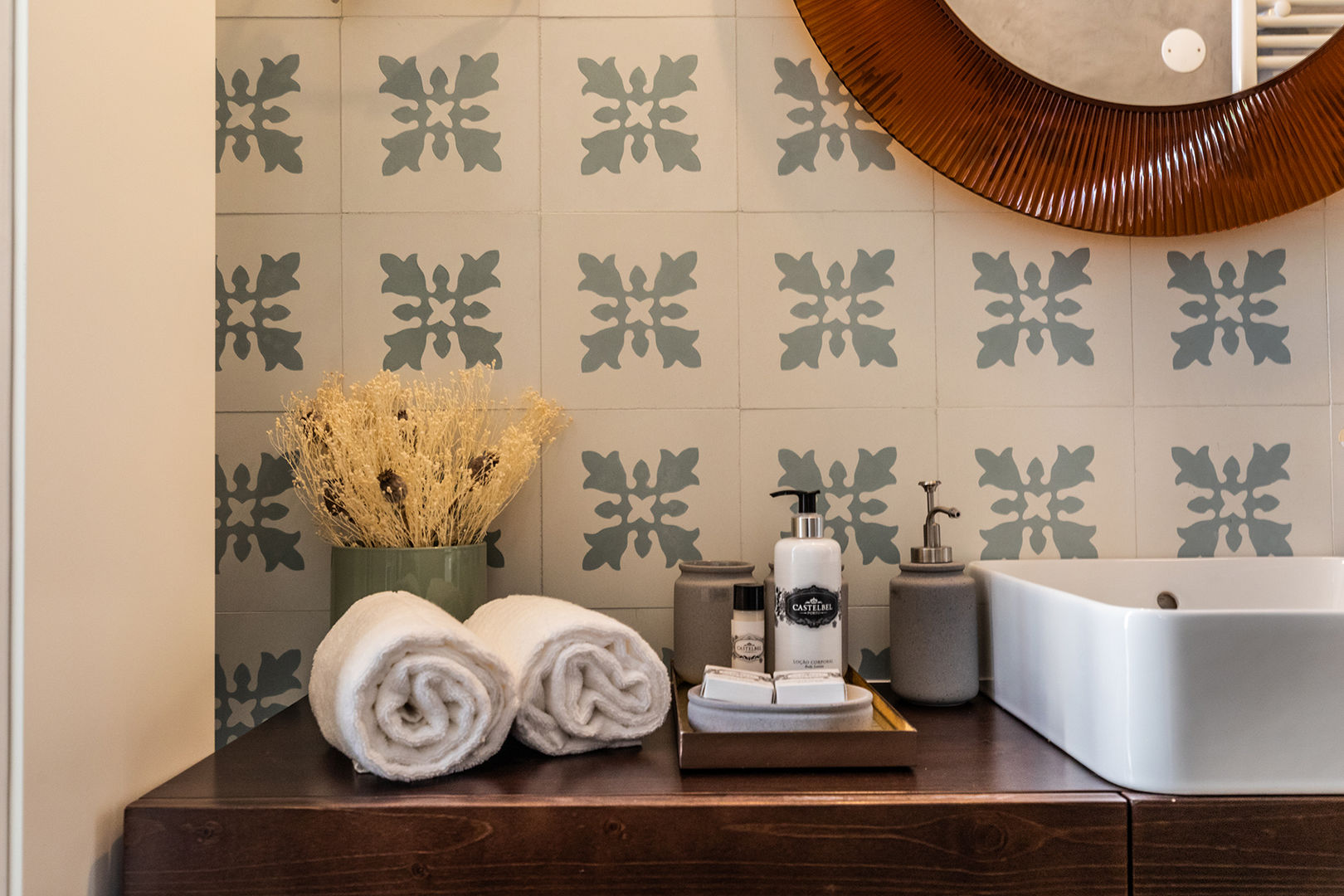 Casa de banho - Projeto SHI Studio Interior Design, Matosinhos homify Küçük Yatak Odası hotel,hostel,remodelação,restauro,shi studio,design,guest house,sheila moura azevedo,arquitetura,porto,casa de banho,wc