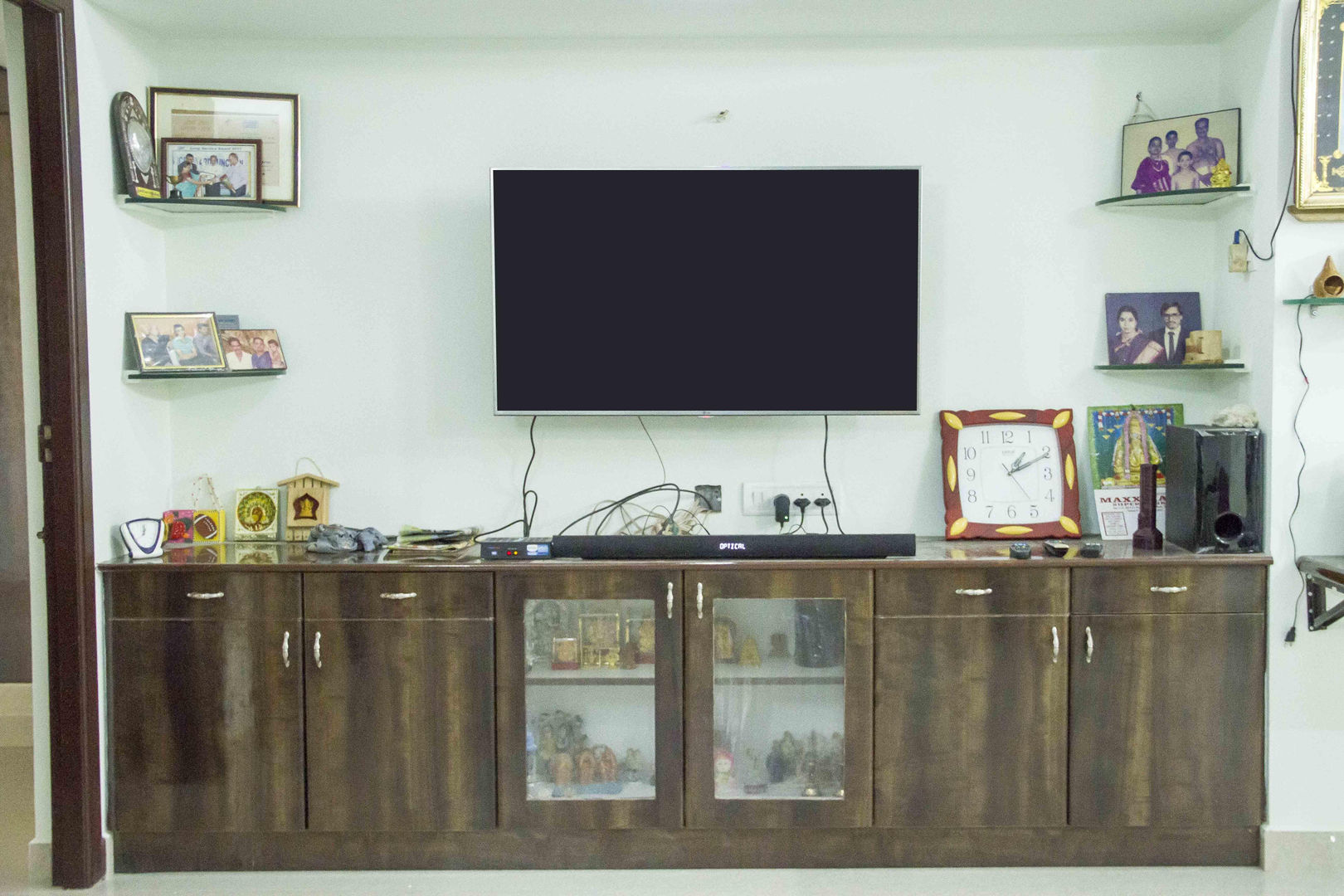 homify Modern living room Plywood TV stands & cabinets