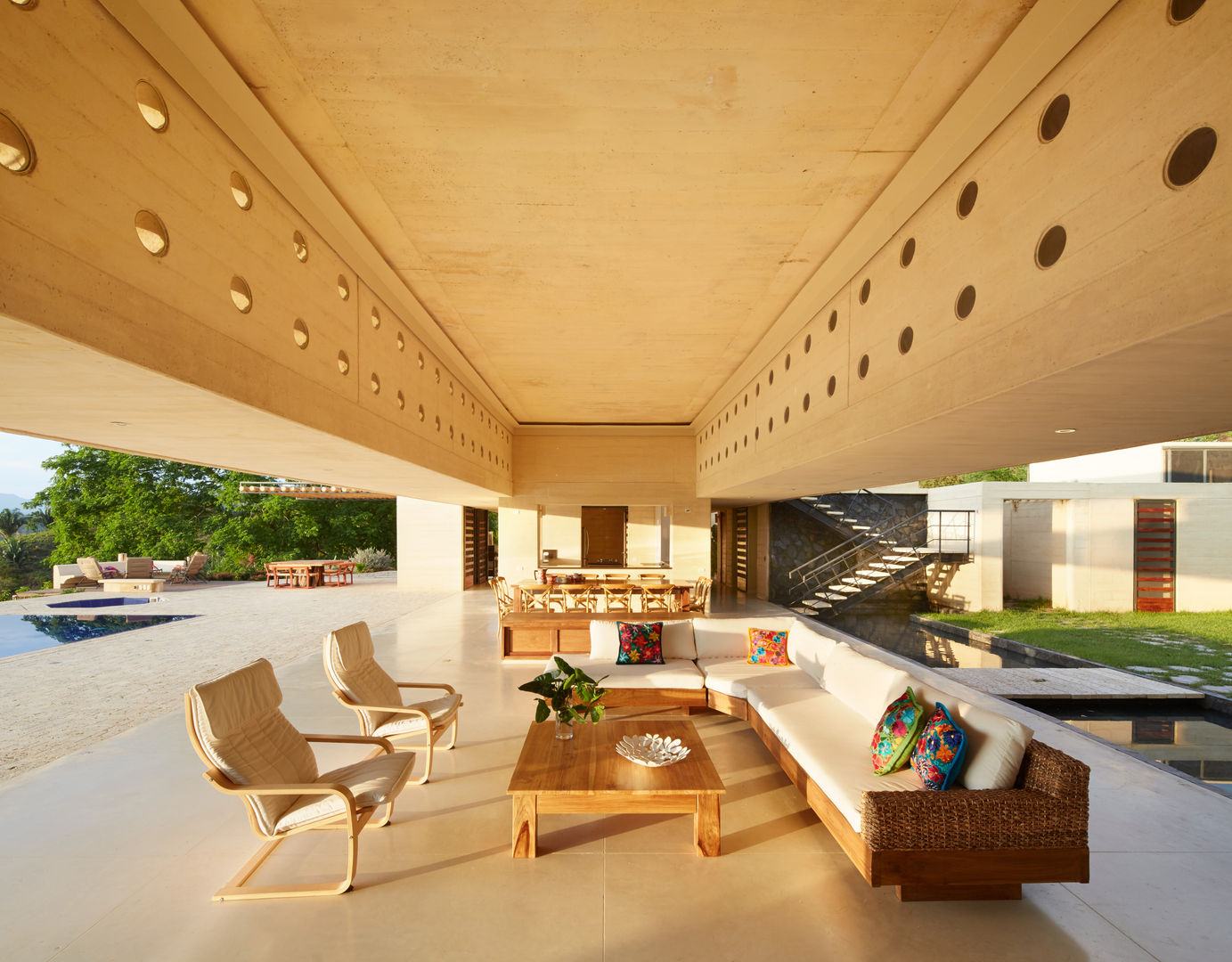 Casa Los Samanes, Carlos Campuzano y Asociados Arquitectos Carlos Campuzano y Asociados Arquitectos Modern living room