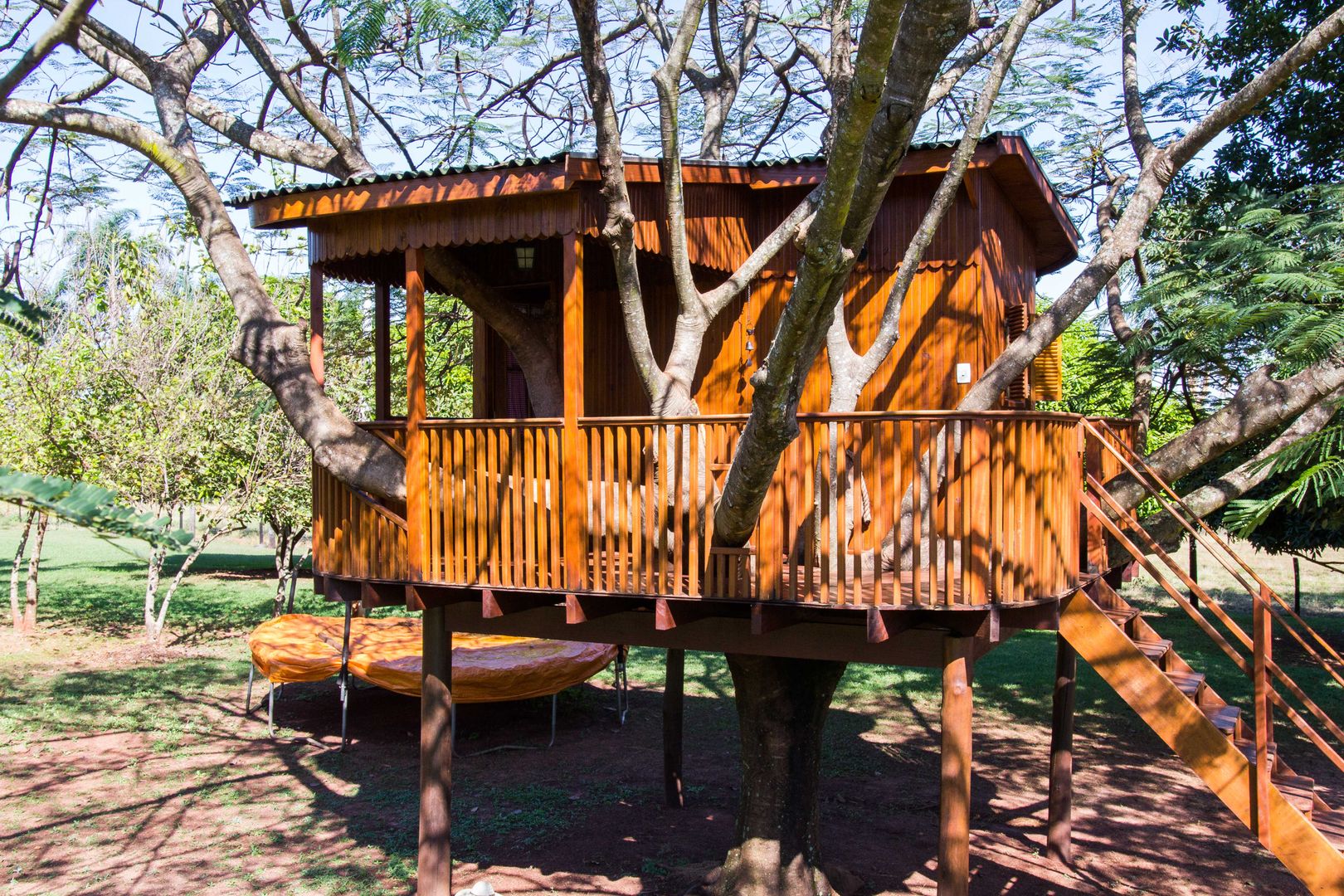 casa na árvore, Due Z Arquitetura Due Z Arquitetura Log cabin Wood Wood effect