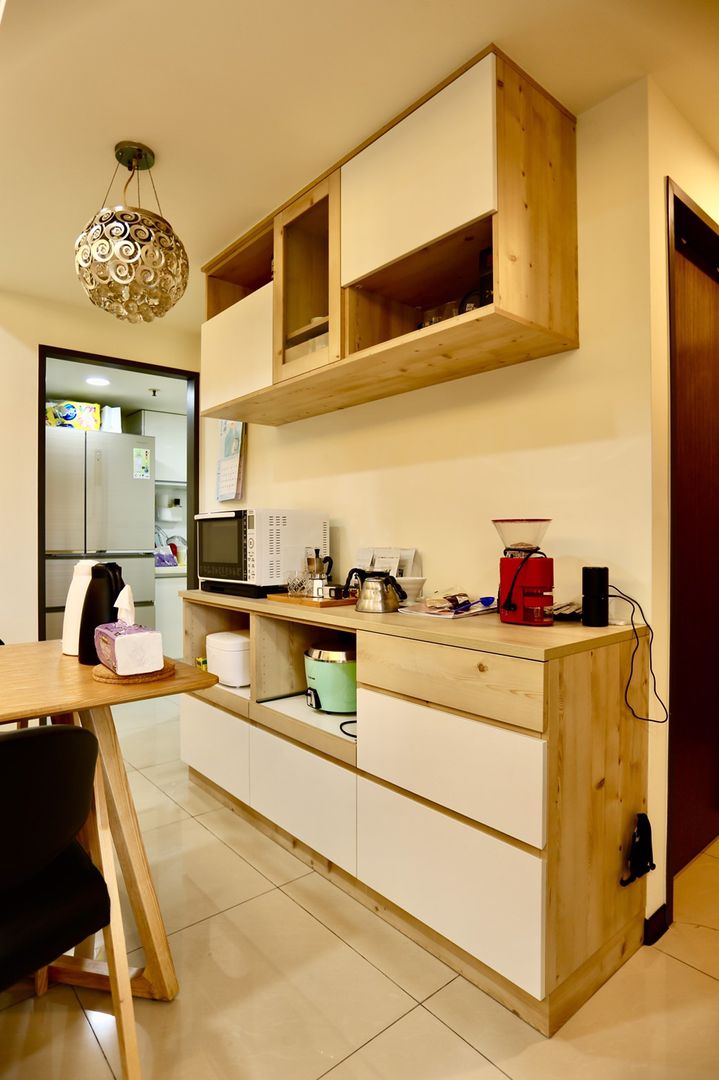 餐廳的收納櫃可放置隨手常用的家電器具 homify Minimalist dining room