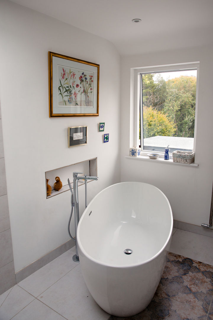 View of bath and recessed shelf in master bathroom dwell design Nowoczesna łazienka