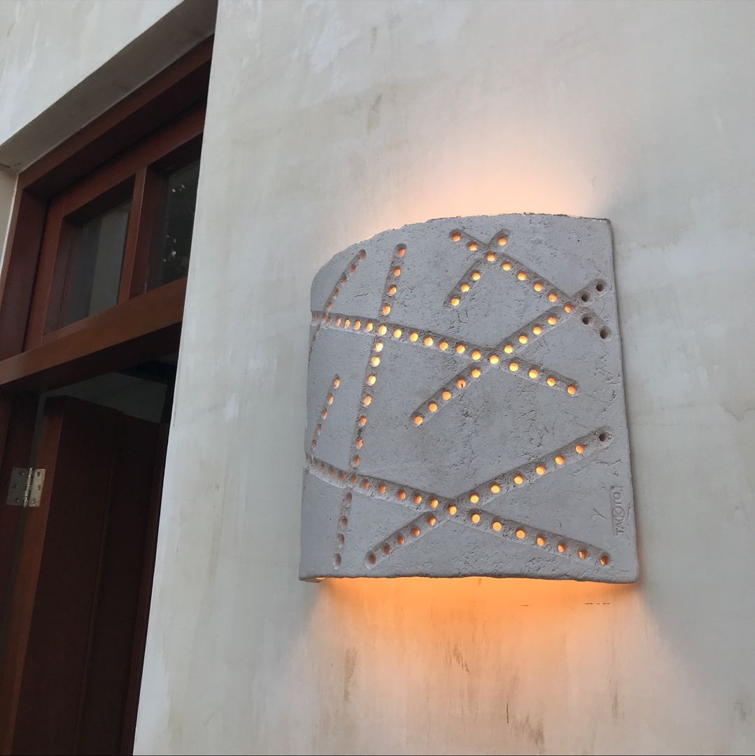 Teja Grande Lúmina Takto Design Pasillos, vestíbulos y escaleras eclécticos Cerámica lámpara,arbotante,pantalla,cerámica,lámpara cerámica,luminaria,iluminación,lámpara decorativa,Iluminación