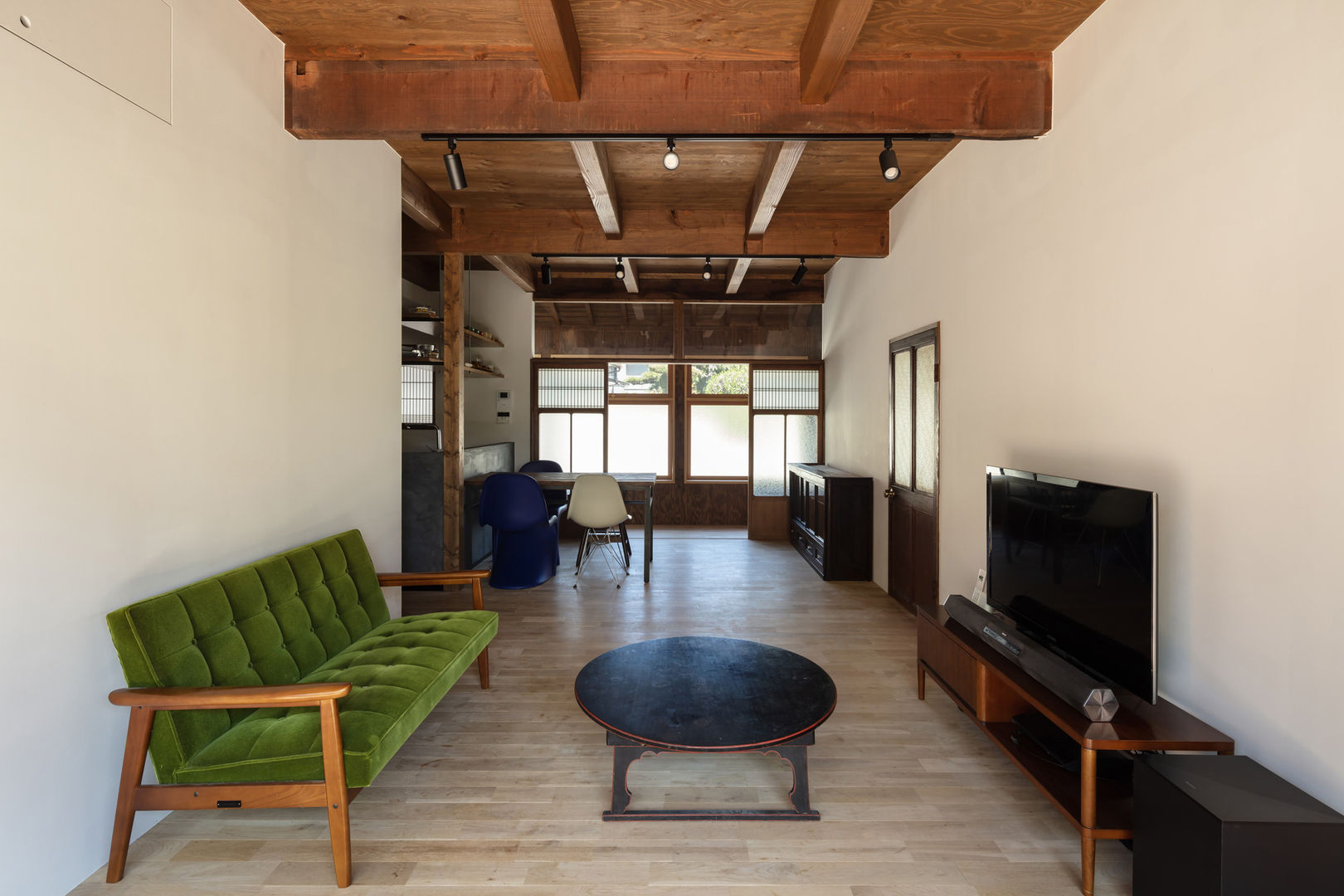 Sukima House YYAA 山本嘉寛建築設計事務所 Minimalist living room