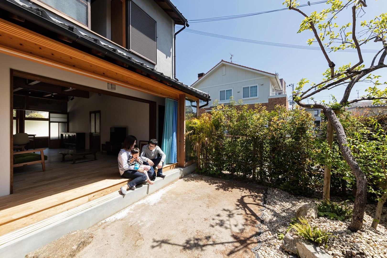 Sukima House YYAA 山本嘉寛建築設計事務所 Varandas, marquises e terraços asiáticos Madeira maciça Multicolor