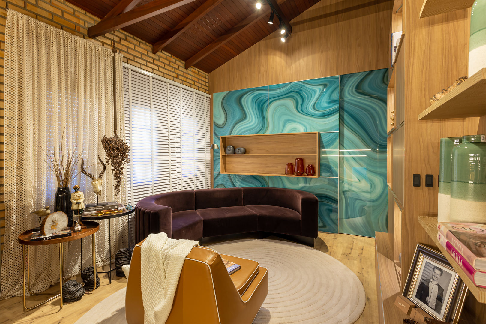 Sala Raízes, Casa Cor Santa Catarina, GEOVANI CAPELINA ARQUITETURA E INTERIORES GEOVANI CAPELINA ARQUITETURA E INTERIORES Living room Engineered Wood Transparent