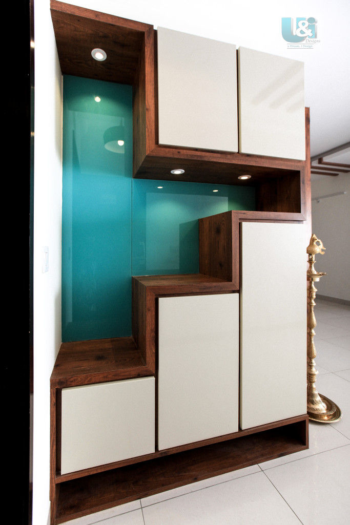 Handle-less Shoe Rack with Lacquered Glass as Back Panel Studio Ipsa Modern Corridor, Hallway and Staircase