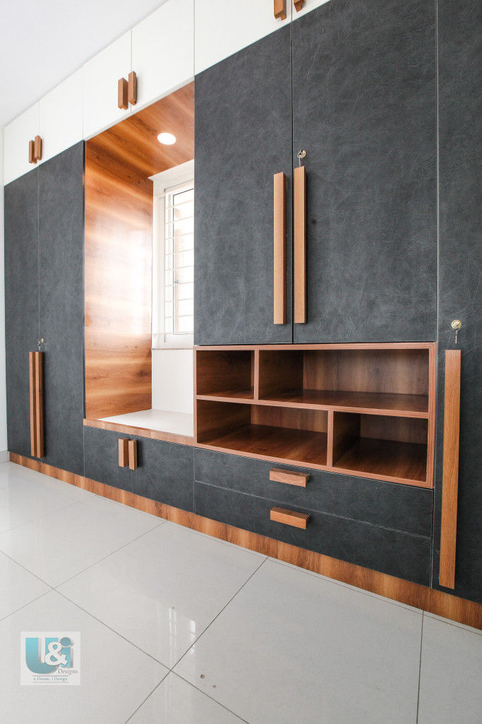 Wardrobe with Sit Out in the Master Bedroom Studio Ipsa Modern style bedroom Wardrobes & closets