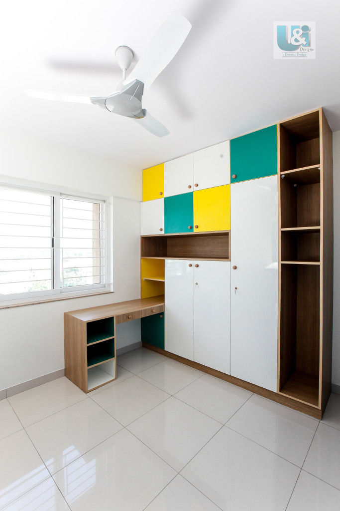 Wardrobe with a Study Table Studio Ipsa Modern style bedroom