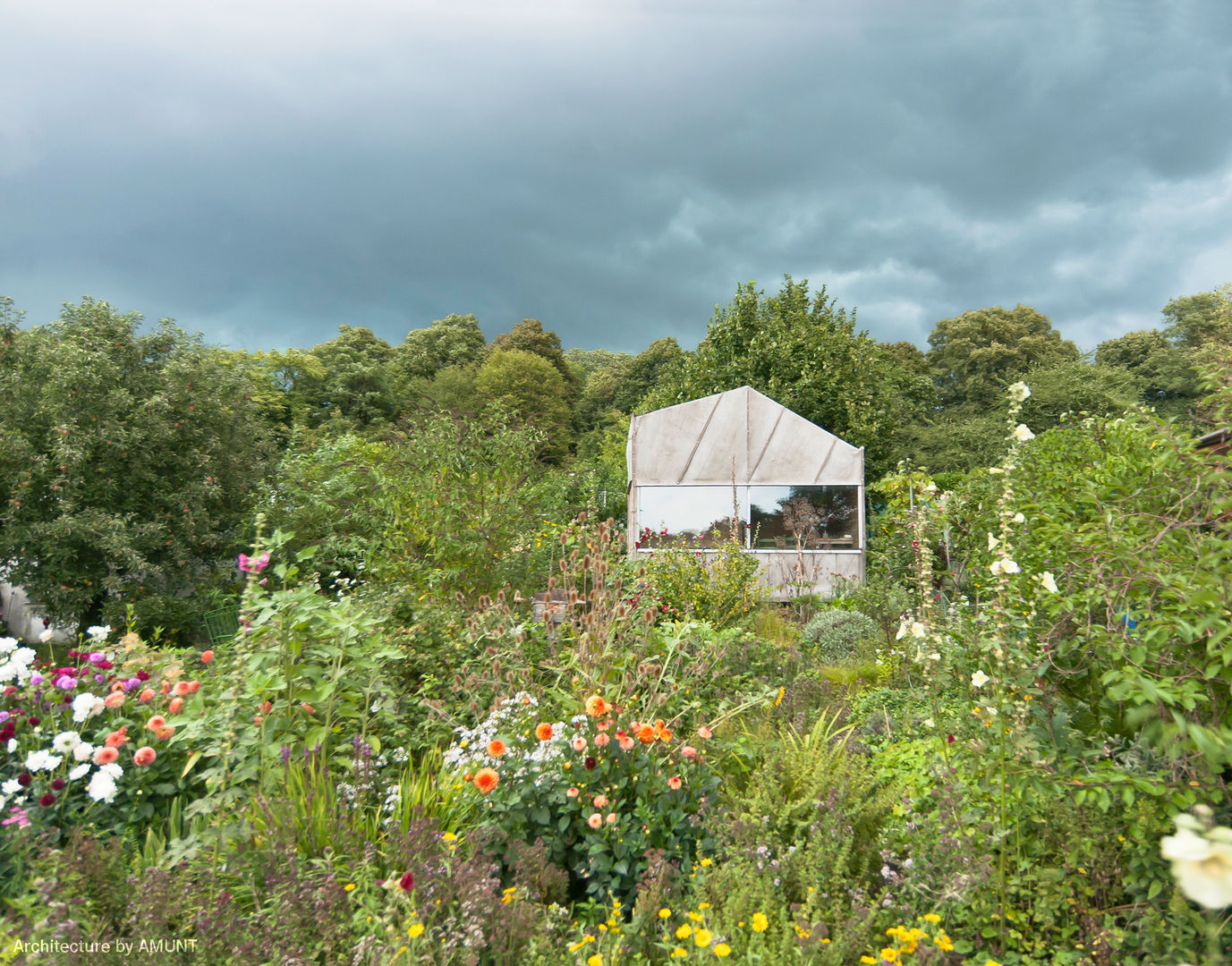 Kleinod im Garten: Kleines Gartenhaus in traumhaftem Garten AMUNT Architekten in Stuttgart und Aachen Gartenhaus Traumgarten,Schreber,Datcha,Laube,Laubenhaus,Imkerhaus,Gardenfeeling