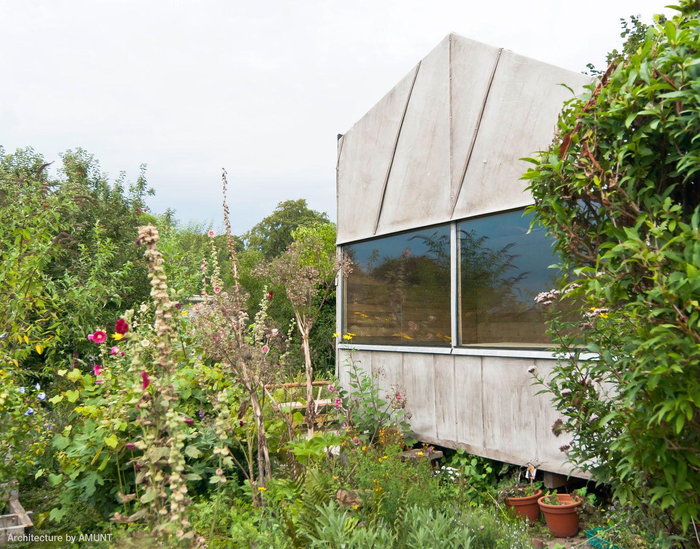 Arbeiten im Grünen mit Ausblick AMUNT Architekten in Stuttgart und Aachen Gartenhaus Laube Gartenhaus,Schrebergarten,Laube,Wohnen im Garten,gärtnern,Traumhaus,Zeit zum Träumen