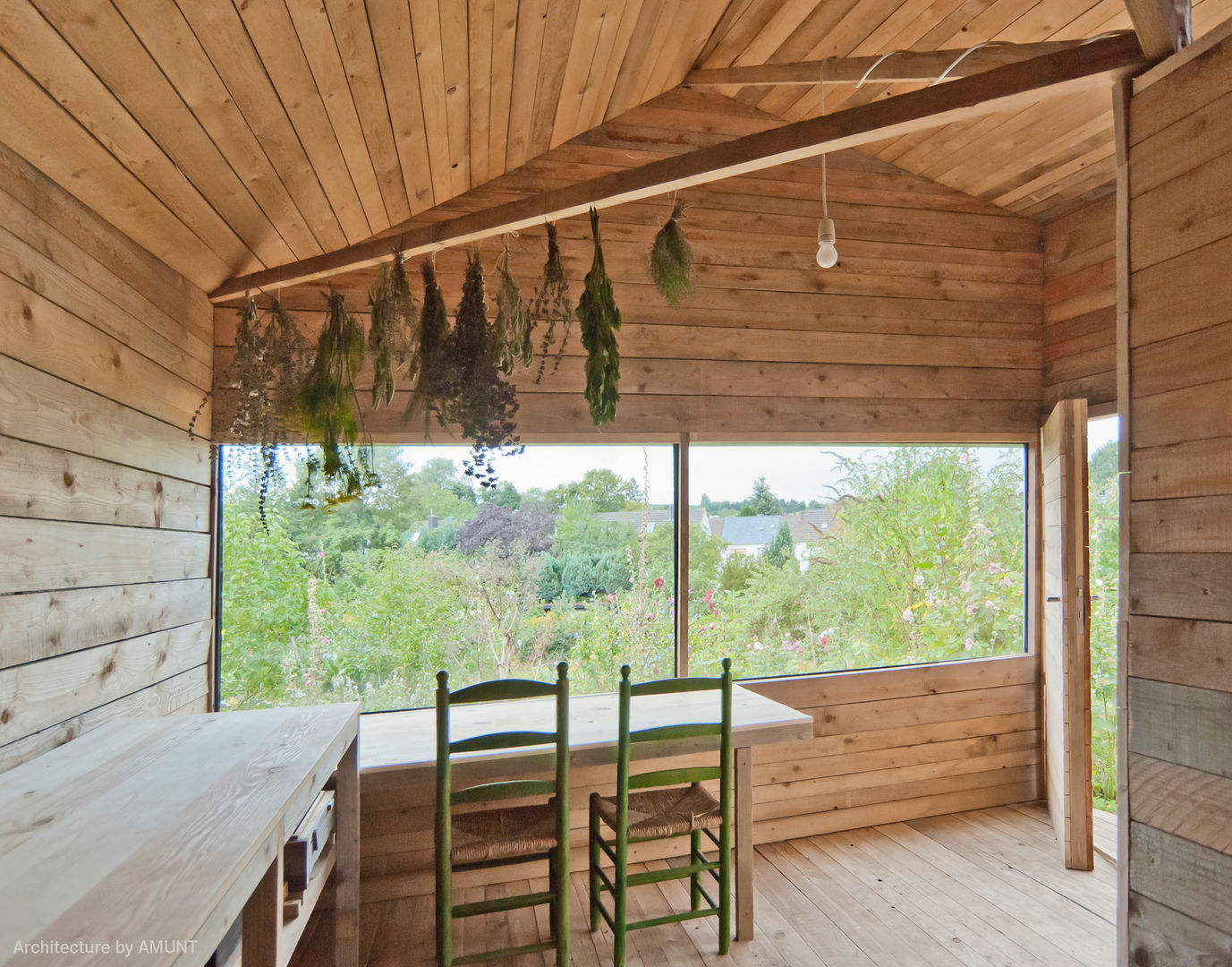 Gartenblick aus dem gemütlichen, modernen Innenraum aus Holz AMUNT Architekten in Stuttgart und Aachen Gartenhaus Holzhaus,Gartenhaus,Zeit zum Träumen,Imkerei,Bienenhaus,Laube,Datcha,Datscha,Minihaus,Wohlfühlhaus,Häusschen,Gardening