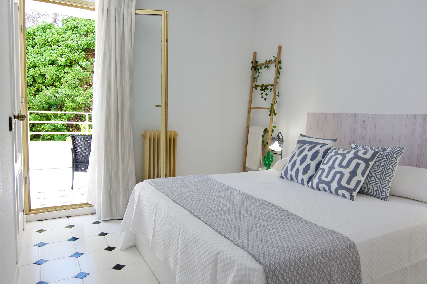 Home Staging en apartamento turístico Delaguard Home Staging Dormitorios mediterráneos