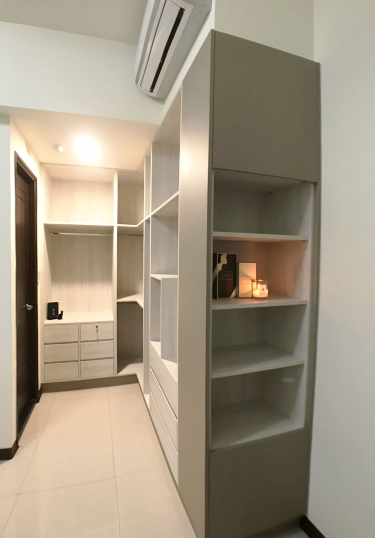 將空間分隔出一塊當作開放式更衣空間 台中室內設計裝修|心之所向設計美學工作室 Minimalist dressing room