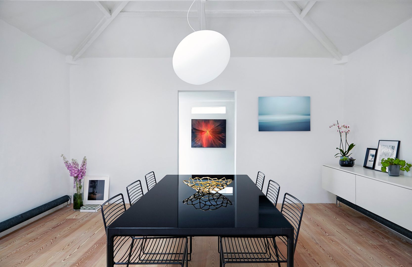 Coach House Residence - Dining Room Sandra Flashman Studio غرفة السفرة Contemporary Design,Minimalist Interior,Modern Interiors,London Interiors,London Homes,Interior Design,Dining Room,Glass Dining Table,Glass Pendant Light,Sandra Flashman