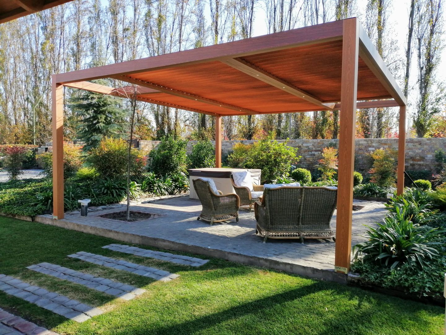 Terraza Bioclimática Comercial Dominguez Balcones y terrazas modernos Aluminio/Cinc