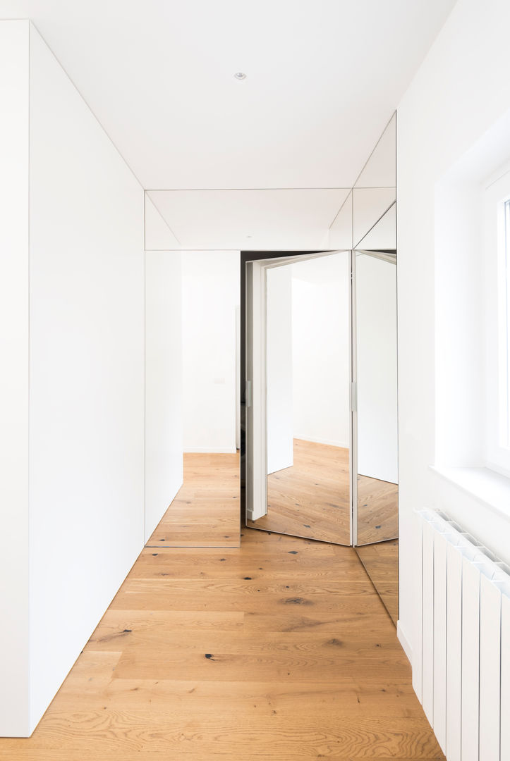 Casa MYH, La Leta Architettura La Leta Architettura Minimalist corridor, hallway & stairs Glass