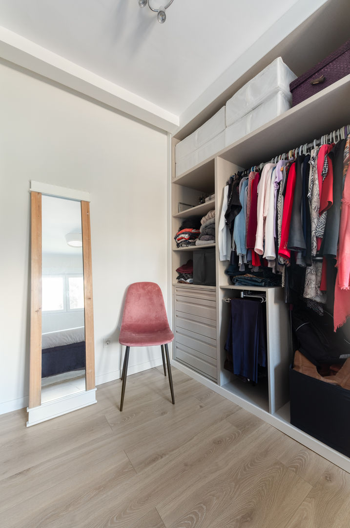 Vestidor habitación principal Arquigestiona Reformas S.L. Closets de estilo minimalista