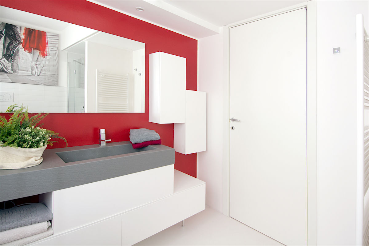 parete rossa Simona Montruccoli Home is Live - Staging Live Bagno moderno