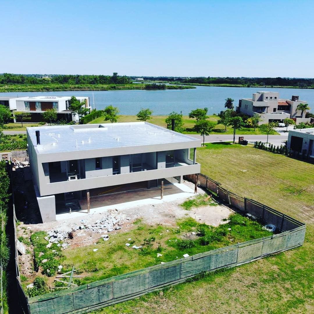 Casa Moderna Balcony, Maximiliano Lago Arquitectura - Estudio Azteca Maximiliano Lago Arquitectura - Estudio Azteca Modern Evler