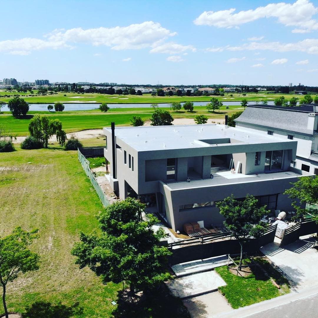 Casa Moderna Balcony, Maximiliano Lago Arquitectura - Estudio Azteca Maximiliano Lago Arquitectura - Estudio Azteca Müstakil ev