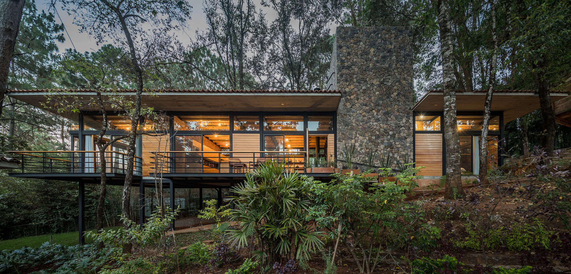 Casa en el bosque Saavedra Arquitectos Casas modernas: Ideas, imágenes y decoración Madera maciza Multicolor