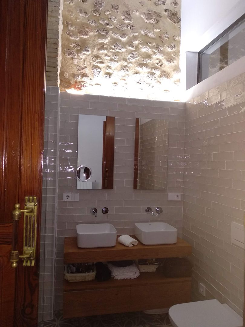 Proyecto y Reforma en Vivienda en Casco Antiguo de Anna, Gestionarq, arquitectos en Xàtiva Gestionarq, arquitectos en Xàtiva Rustic style bathroom Tiles