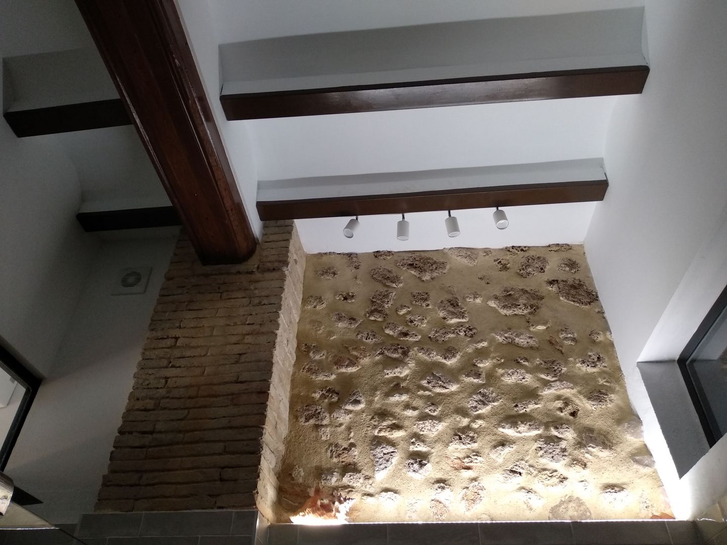 Restauración, conservación y construcción de techos baño principal Gestionarq, arquitectos en Xàtiva Baños de estilo rústico Piedra
