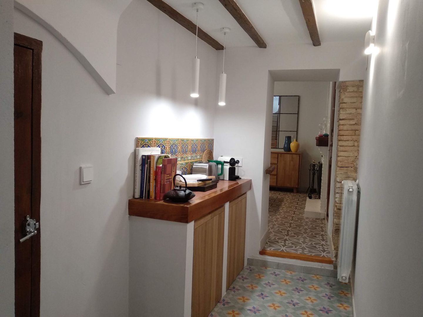 Reforma de pasillo de acceso a la cocina Gestionarq, arquitectos en Xàtiva Pasillos, vestíbulos y escaleras de estilo rústico Madera Acabado en madera