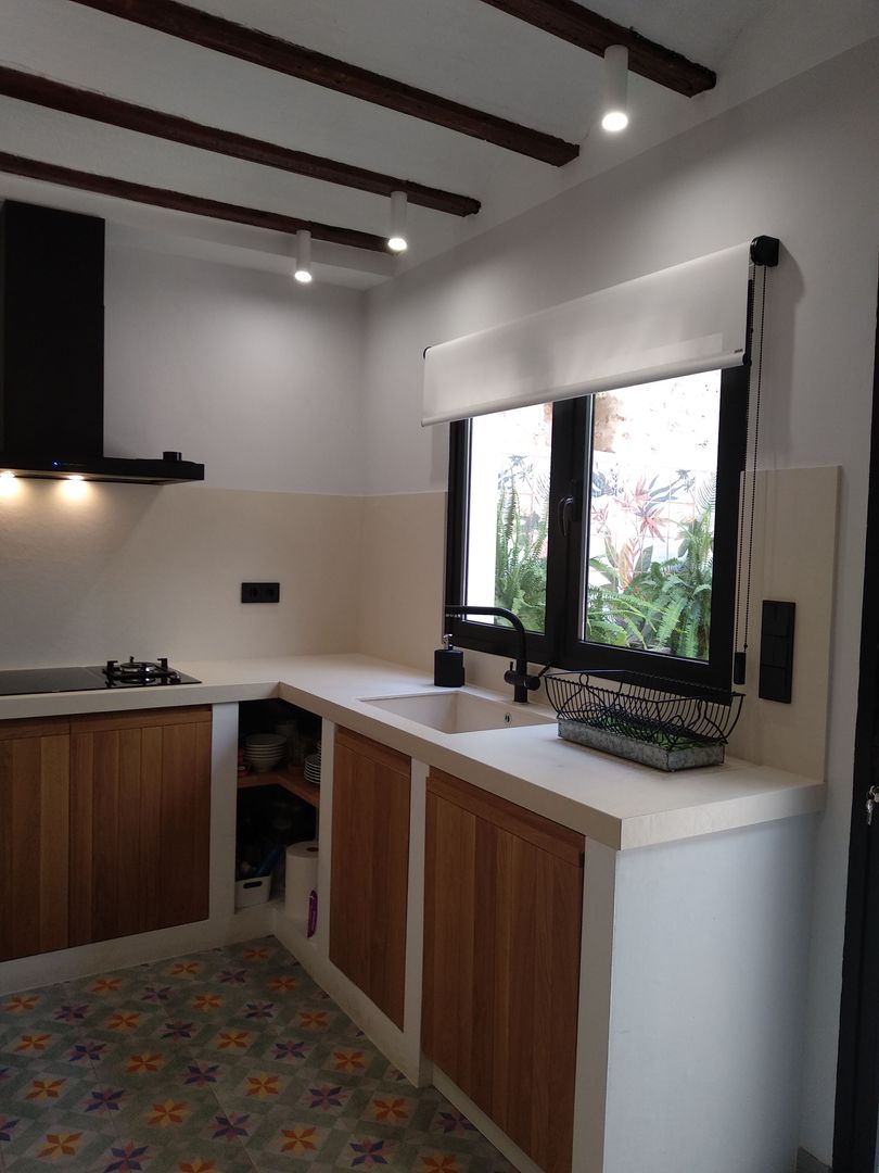 Proyecto y Reforma en Vivienda en Casco Antiguo de Anna, Gestionarq, arquitectos en Xàtiva Gestionarq, arquitectos en Xàtiva Small kitchens Ceramic