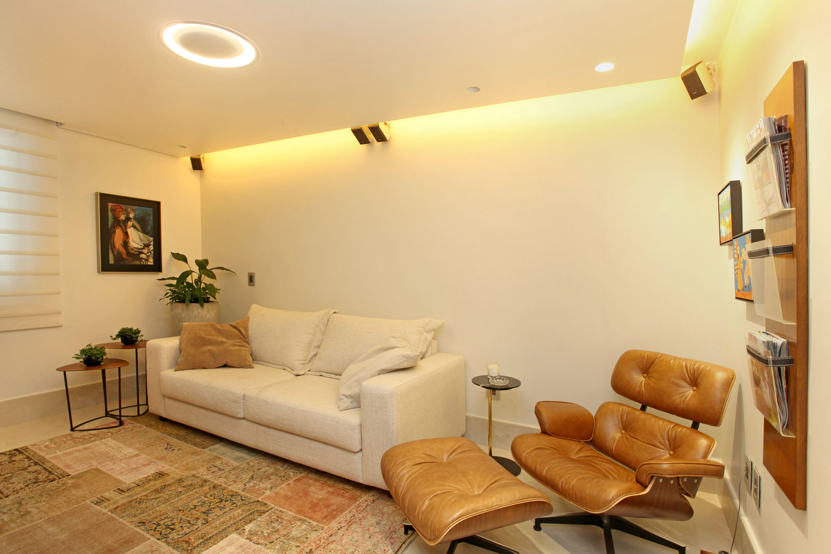 Sala de TV Célia Orlandi por Ato em Arte Salas multimídia modernas sofá,mesa lateral,tapete,madeira,poltrona,Charles & Eames,couro,sala de tv