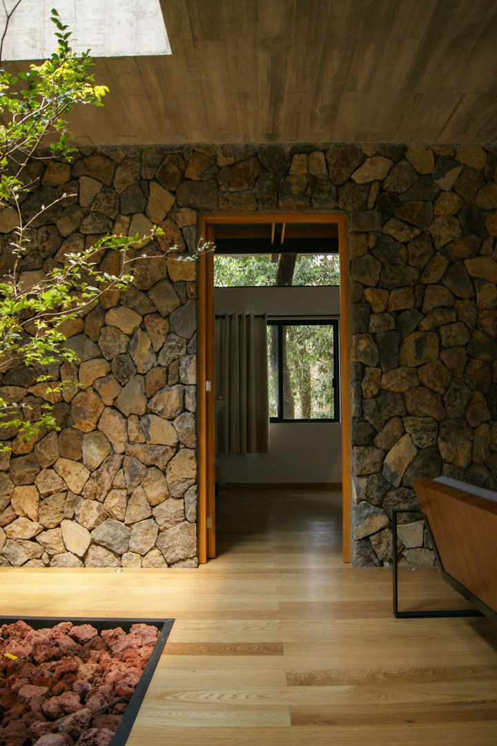 Muro de piedra Saavedra Arquitectos Paredes y pisos de estilo rústico Piedra muro,piedra,madera