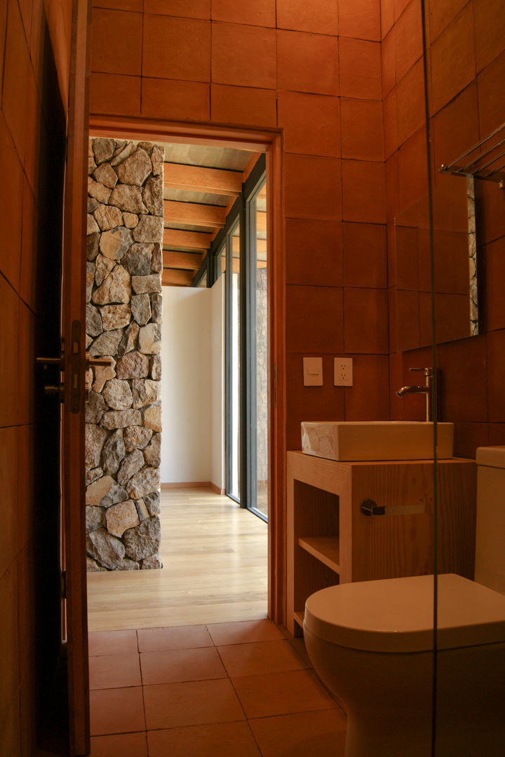 casa m, Saavedra Arquitectos Saavedra Arquitectos 現代浴室設計點子、靈感&圖片 陶器