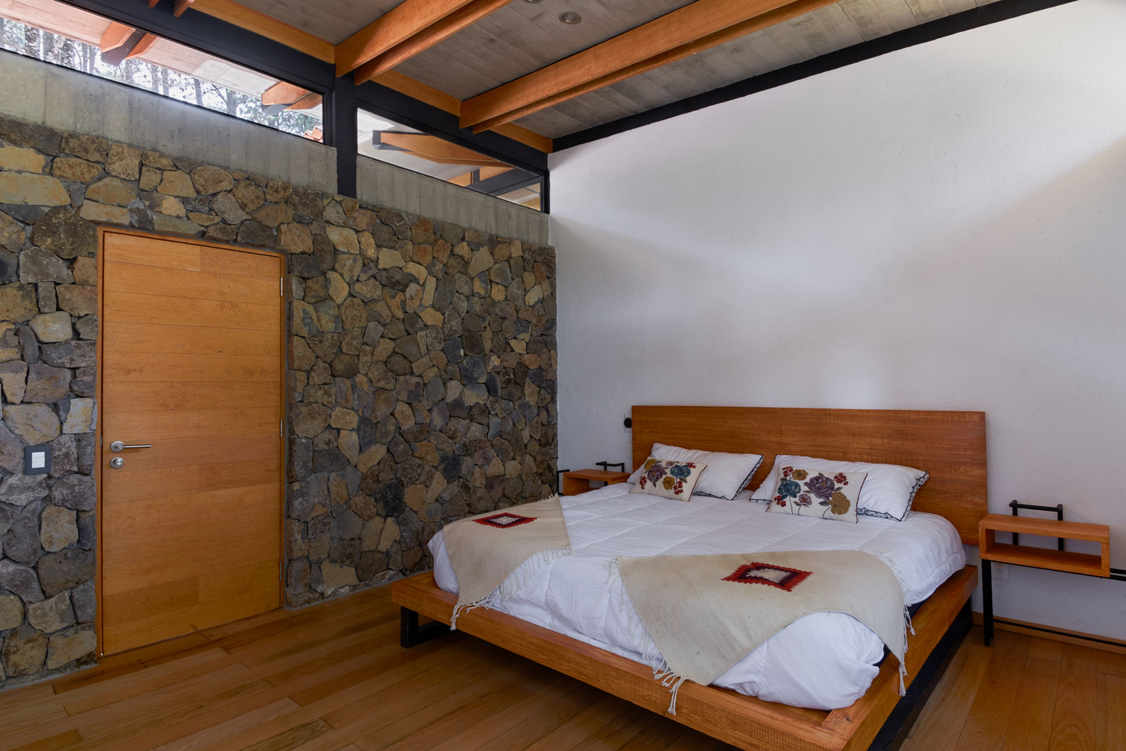 casa m, Saavedra Arquitectos Saavedra Arquitectos Kamar Tidur Gaya Rustic Batu