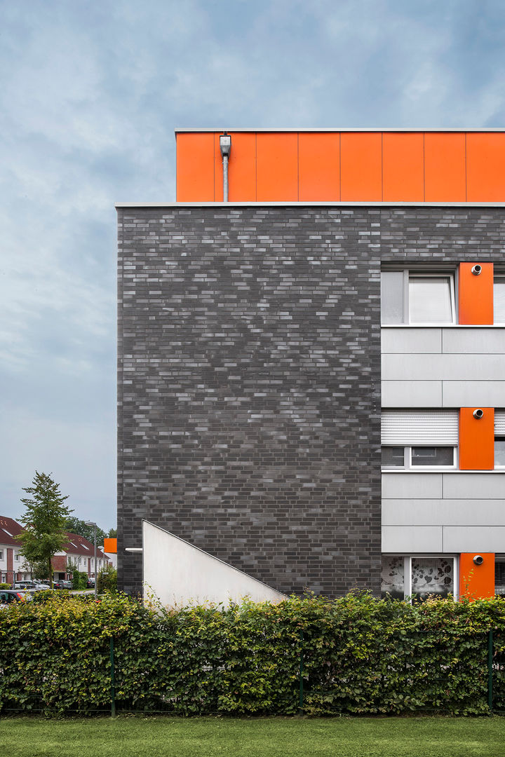 Klinkerfassade mit HPL-Verkleidungen Hilger Architekten Moderne Häuser Holz-Kunststoff-Verbund Klinker,Trespa,Orange