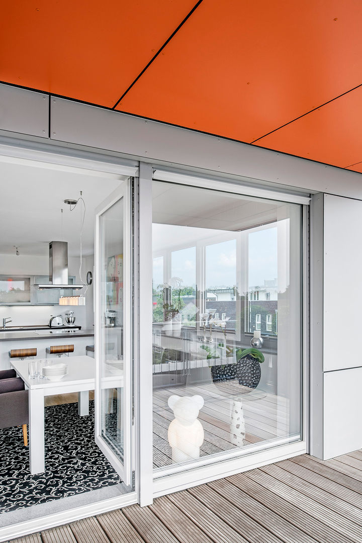 Einblick in die Wohnung Hilger Architekten Balkon Holz-Kunststoff-Verbund Dachterrrasse,Fenster,Mehrfamilienhaus,Holzboden