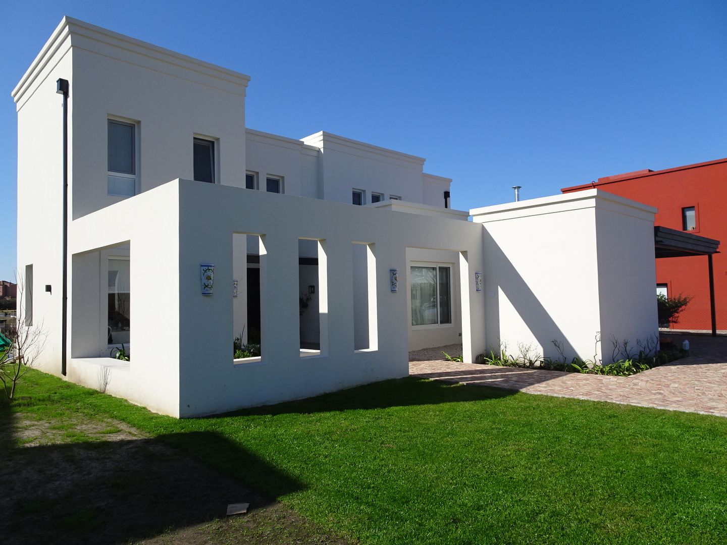 Acceso por patio Estudio Dillon Terzaghi Arquitectura - Pilar Casas unifamiliares Ladrillos