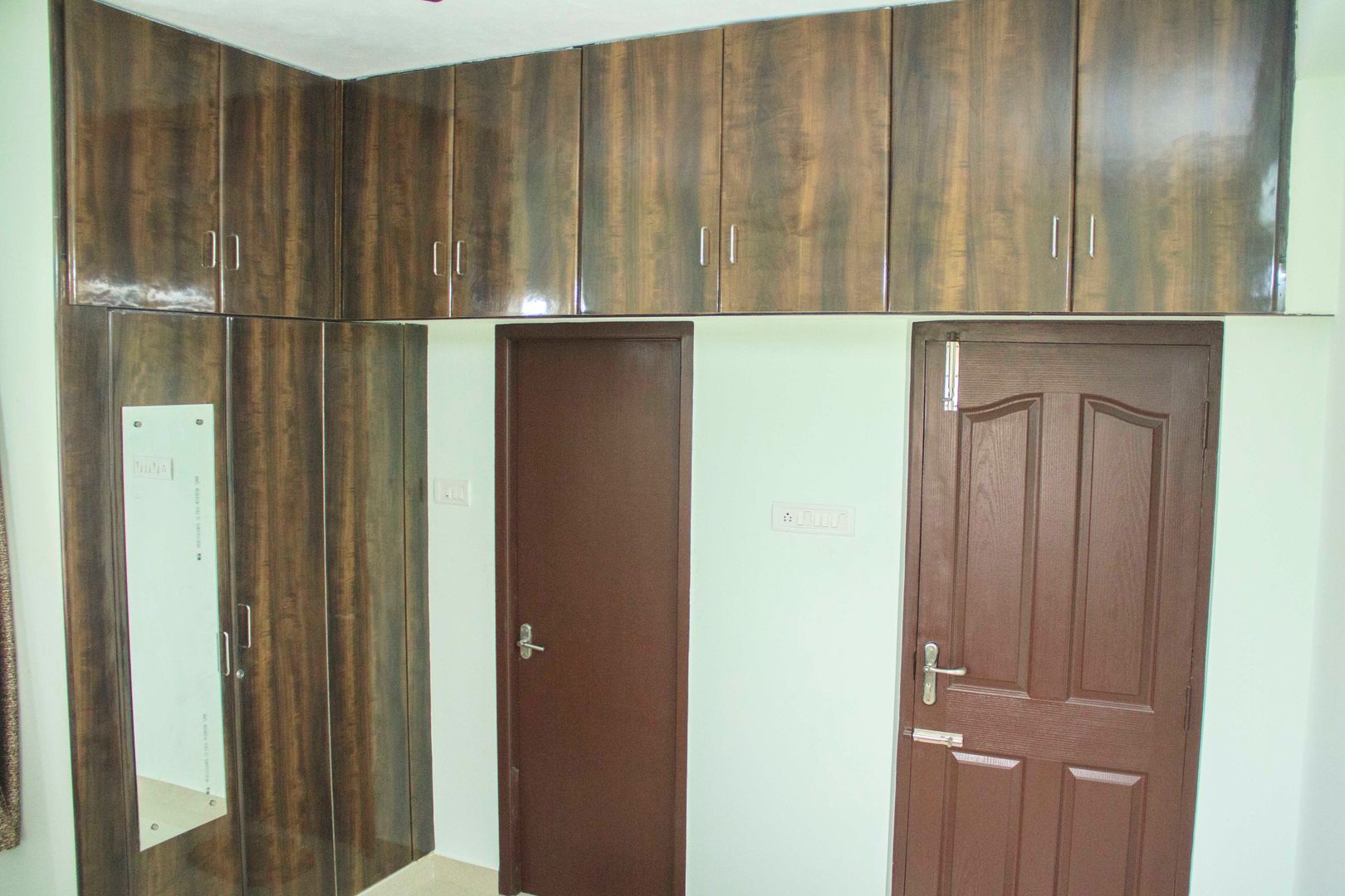 Bedroom storage unit & Closet Ajith interiors Modern Bedroom Wood Wood effect Wardrobes & closets